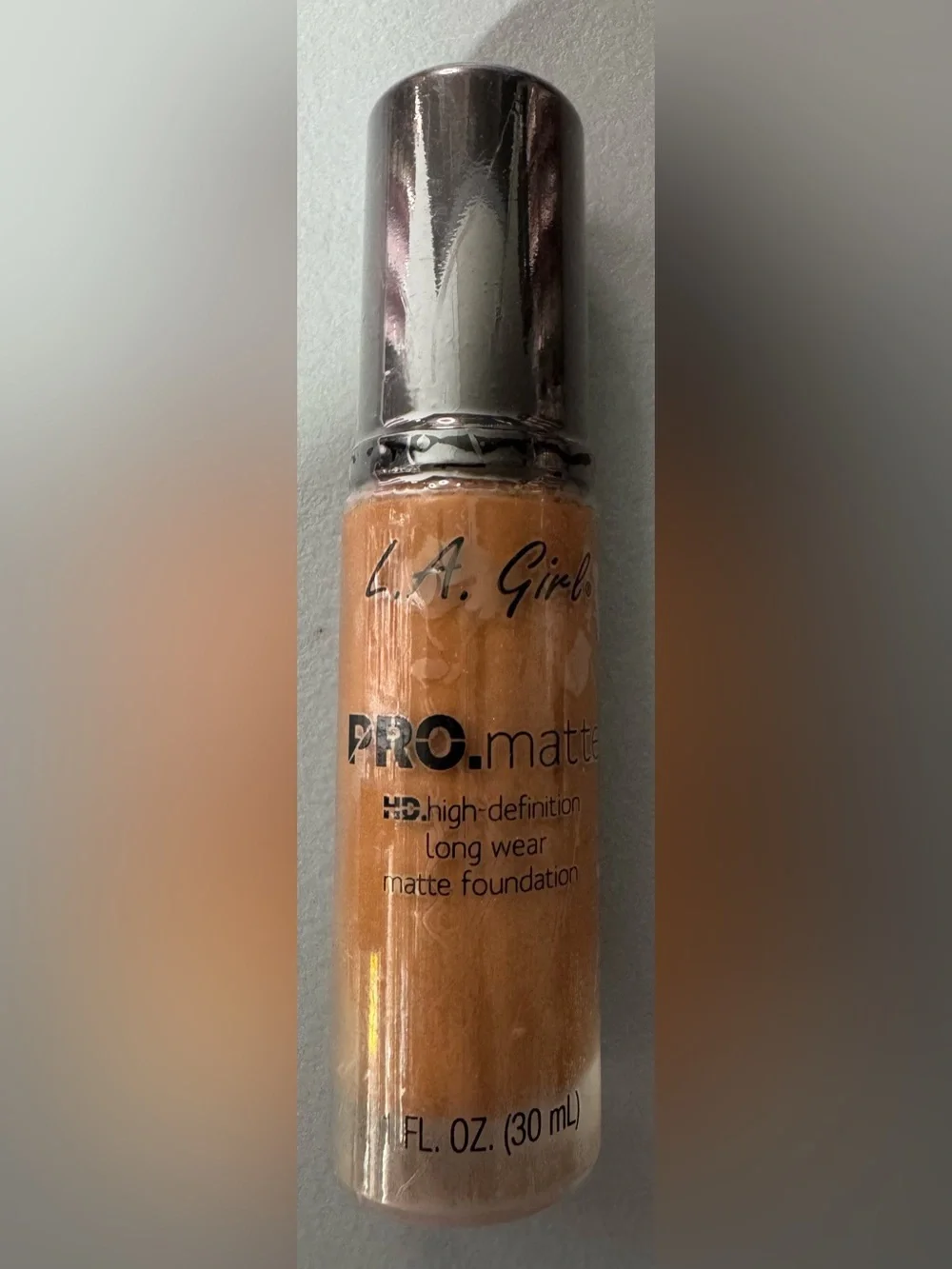 LA Girl PRO.matte high definition Foundation in nutmeg — Warm Tan / Gold Cap